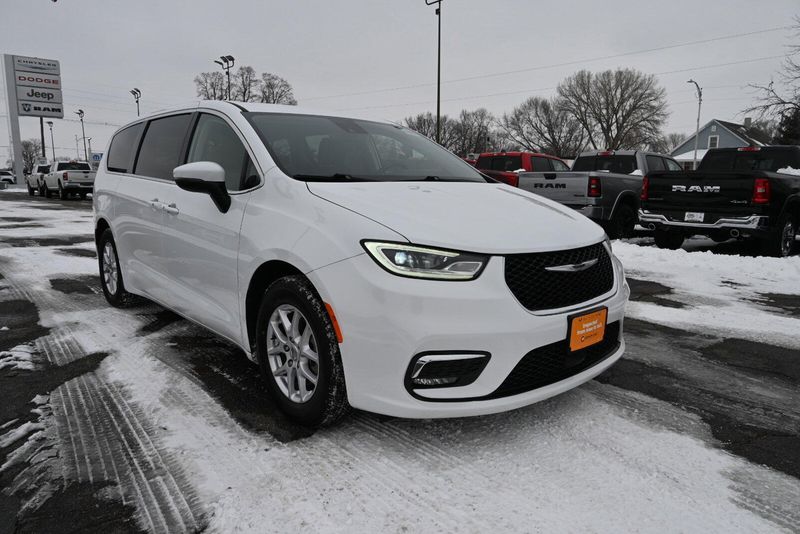 2023 Chrysler Pacifica Touring LImage 2