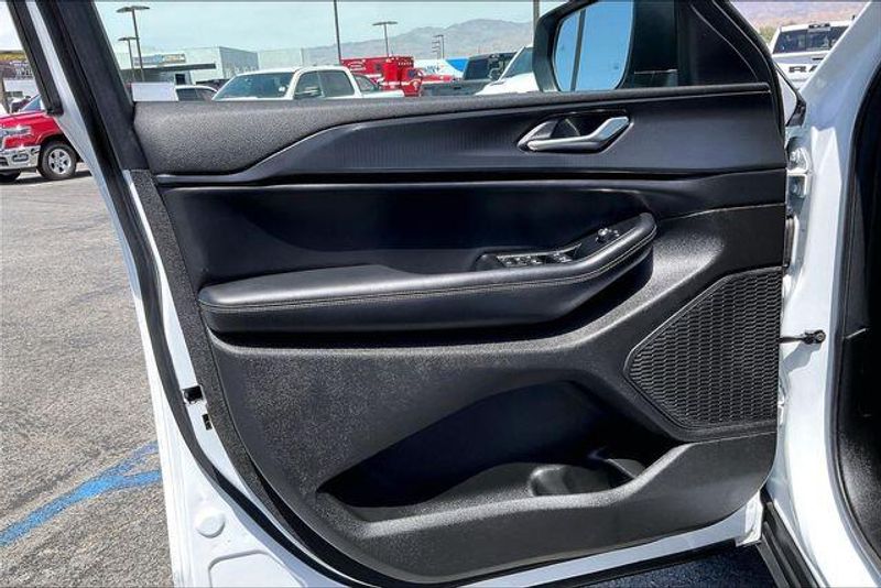 Used 2025 Jeep Grand Cherokee L LaredoImage 22