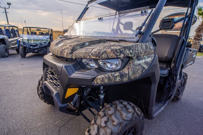 2023 CAN-AM DEFENDER DPS HD9 MOSSY OAK BREAKUP COUNTRY CAMO in a CAMO exterior color. Family PowerSports (877) 886-1997 familypowersports.com 