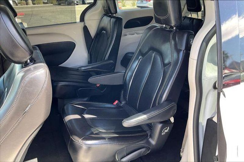Used 2023 Chrysler Pacifica Touring LImage 25