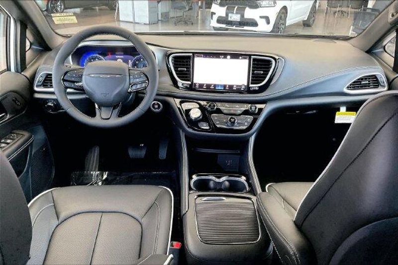 New 2027 Chrysler Pacifica LimitedImage 2