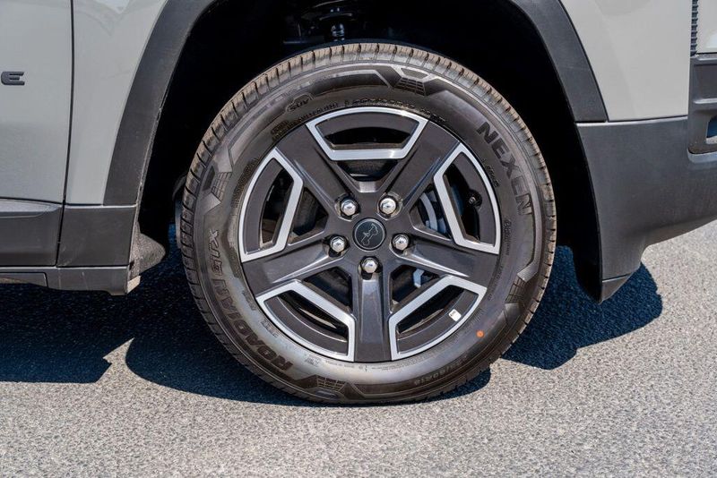 New 2026 Jeep Cherokee LaredoImage 9