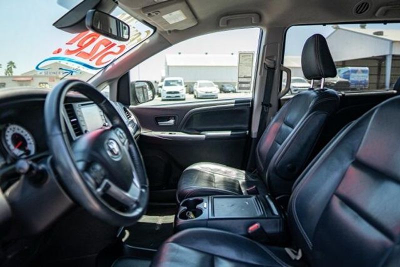 2019 Toyota Sienna SEImage 10