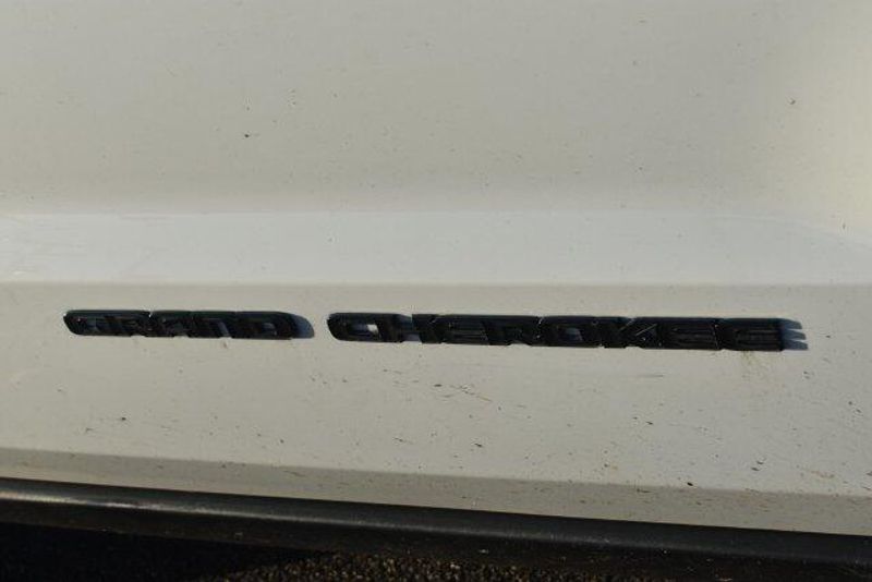 Used 2020 Jeep Grand Cherokee LaredoImage 12