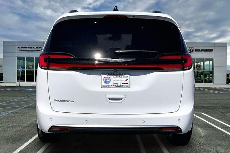 New 2026 Chrysler Pacifica PinnacleImage 3