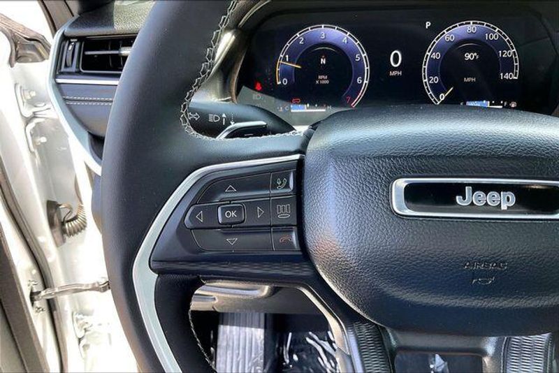 Used 2025 Jeep Grand Cherokee L LaredoImage 18