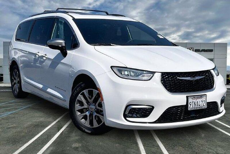 Used 2023 Chrysler Pacifica Hybrid PinnacleImage 12