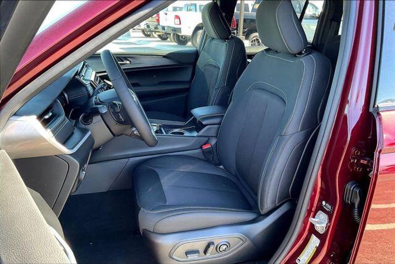 New 2025 Jeep Grand Cherokee Laredo X 4x4Image 8