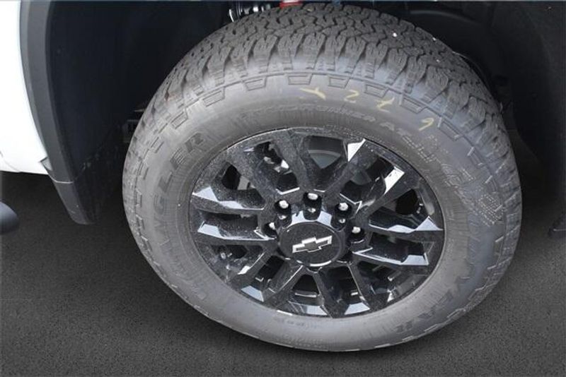 New 2025 Chevrolet Silverado 2500HD CustomImage 11