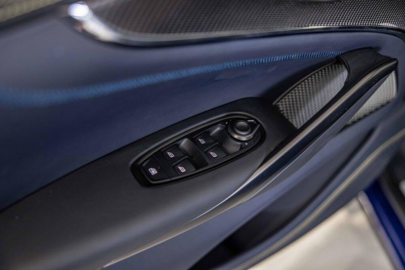 2025 Aston Martin DBX photo 34
