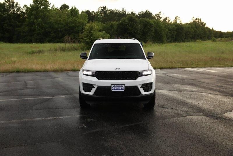 2025 Jeep Grand Cherokee Altitude 4x2Image 2