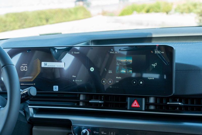 New 2026 Kia Carnival Hybrid EXImage 23