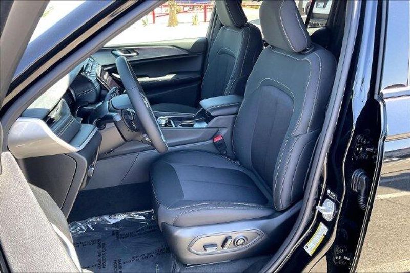New 2027 Jeep Grand Cherokee Laredo X 4x4Image 8