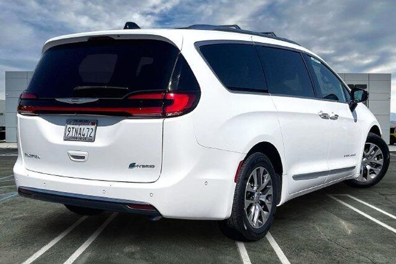 Used 2023 Chrysler Pacifica Hybrid PinnacleImage 13