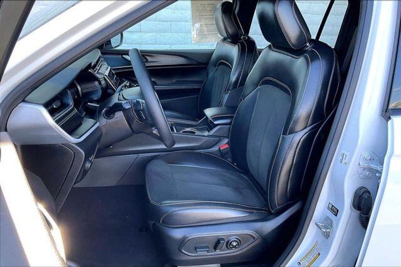 Used 2025 Jeep Grand Cherokee Altitude XImage 24