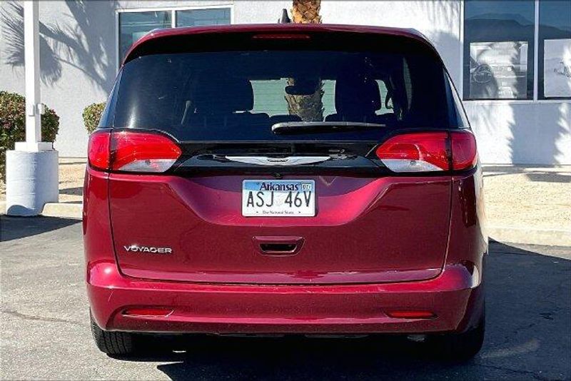 Used 2023 Chrysler Voyager LXImage 3