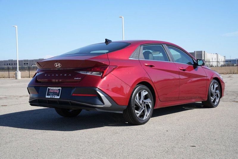 Used 2024 Hyundai Elantra LimitedImage 7