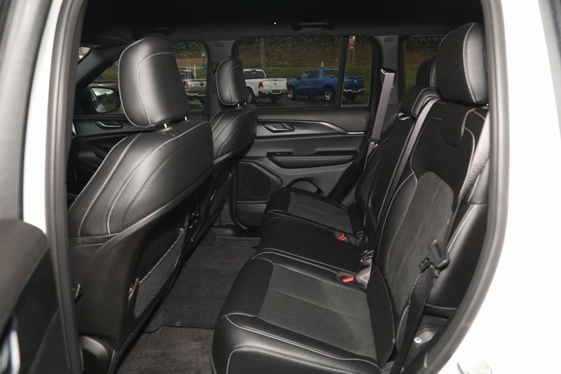 2025 Jeep Grand Cherokee Altitude 4x2Image 30