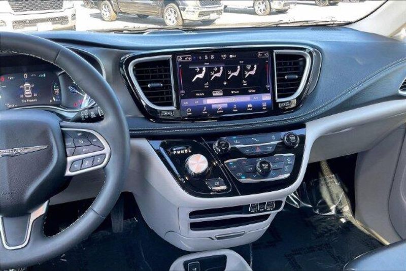 Used 2023 Chrysler Pacifica Hybrid Touring LImage 5