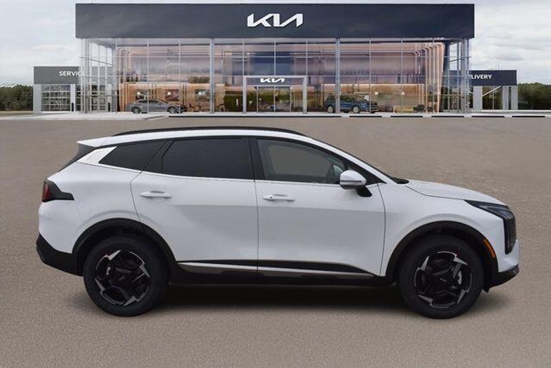 New 2026 Kia Sportage EXImage 2