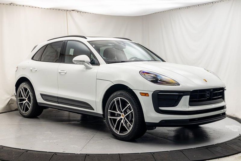 2025 Porsche Macan BaseImage 7