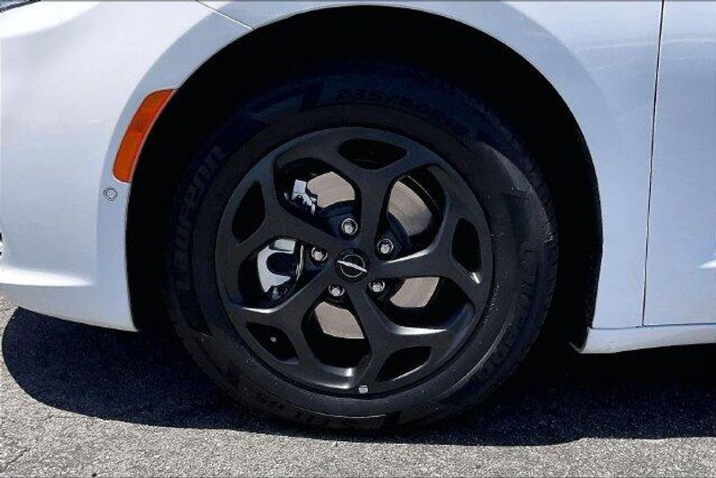 Used 2023 Chrysler Pacifica Hybrid LimitedImage 8