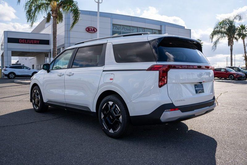 New 2026 Kia Carnival EXImage 4