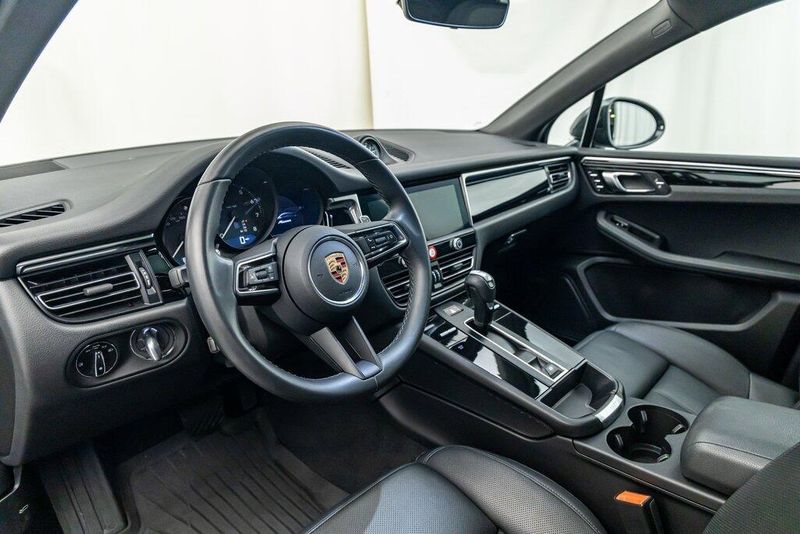 2024 Porsche Macan BaseImage 13