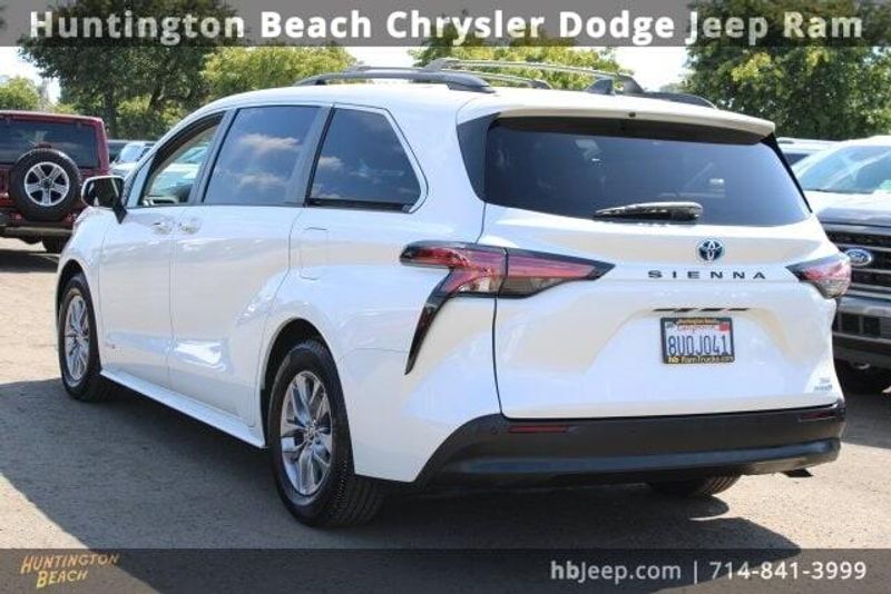 2021 Toyota Sienna XLEImage 3