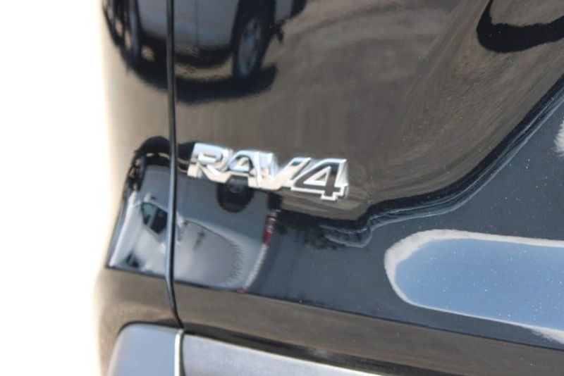 2019 Toyota RAV4 LEImage 7