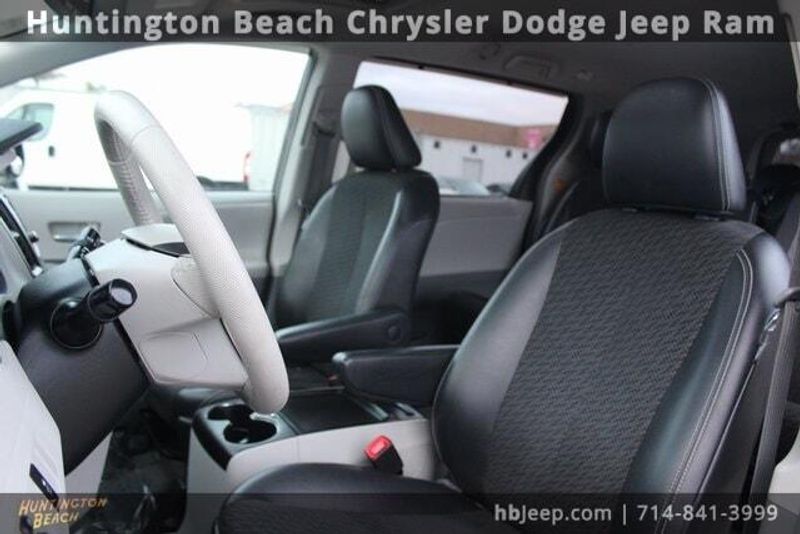 2012 Toyota Sienna BaseImage 27