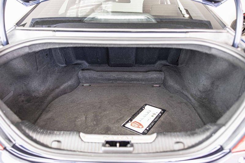 2015 Jaguar XJ Base photo 16