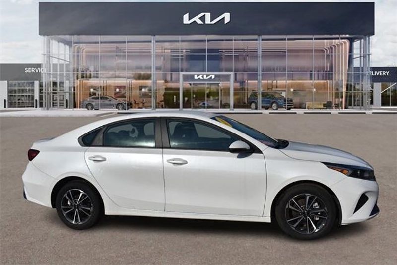 2024 Kia Forte LXSImage 2