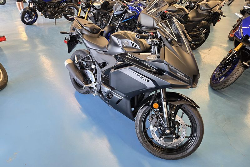 2025 YAMAHA YZFR3 ABS MATTE STEALTH BLACK 