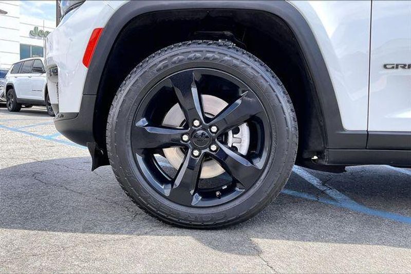 Used 2023 Jeep Grand Cherokee L AltitudeImage 8