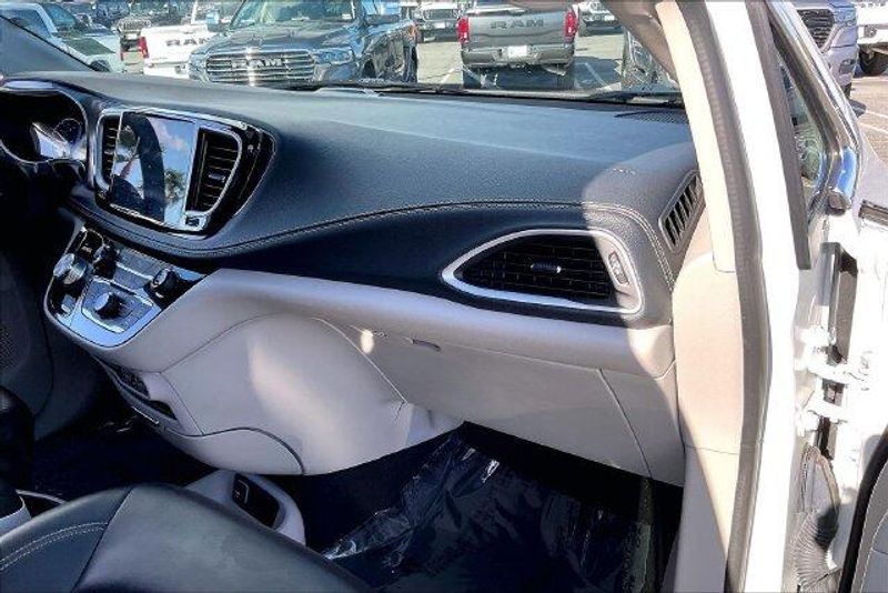 Used 2023 Chrysler Pacifica Hybrid Touring LImage 16