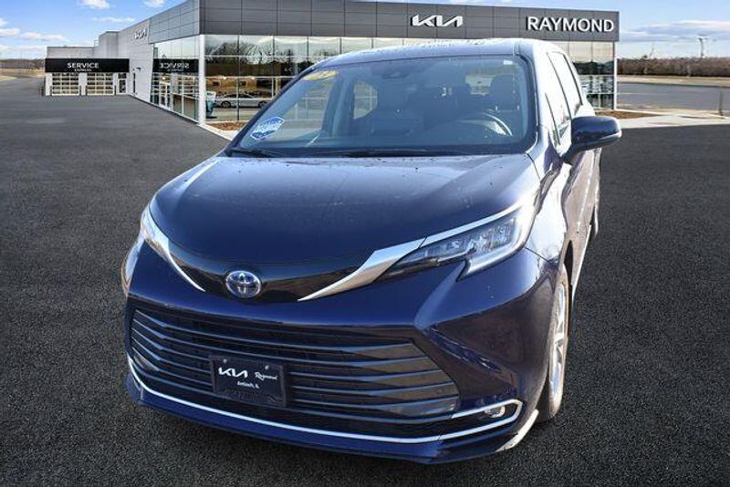 Used 2023 Toyota Sienna LimitedImage 7