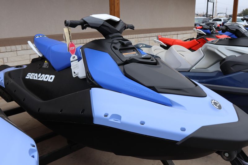 2025 SEADOO SPARK FOR 3 CONVENIENCE PACKAGE WITH SOUND SYSTEM DAZZLING BLUE AND VAPOR BLUE 