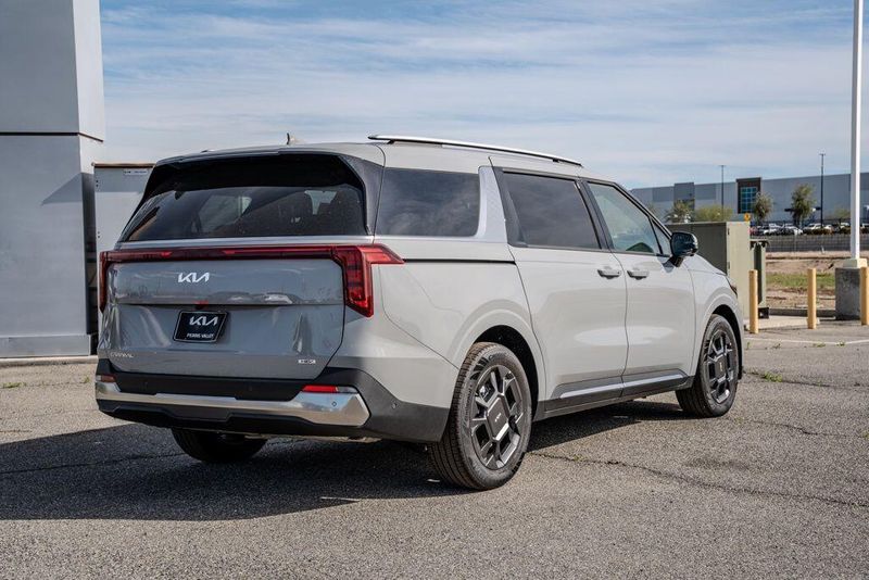 New 2026 Kia Carnival Hybrid SXImage 7