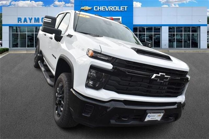 New 2025 Chevrolet Silverado 2500HD CustomImage 9