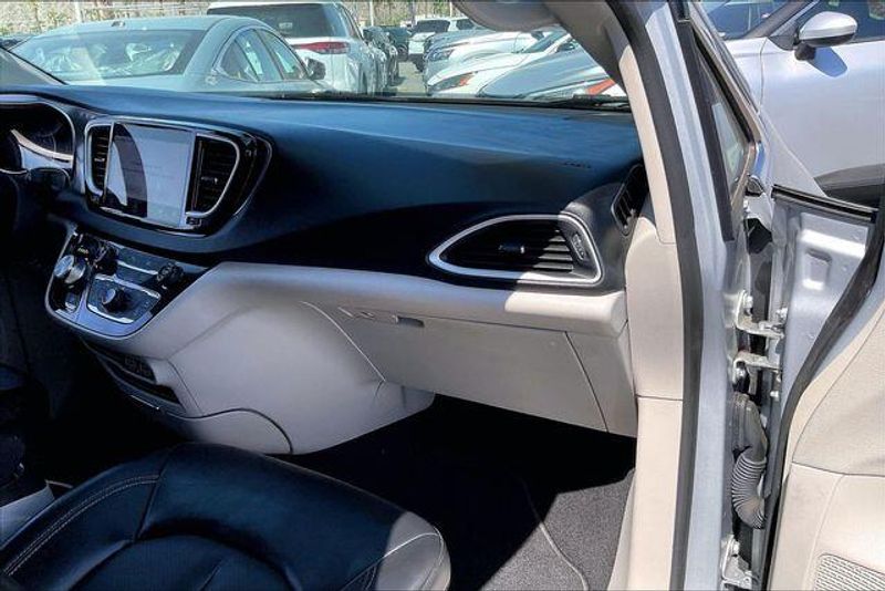 Used 2023 Chrysler Pacifica Touring LImage 16
