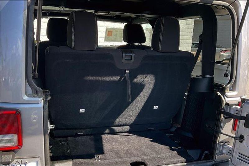 Used 2018 Jeep Wrangler JK SaharaImage 32