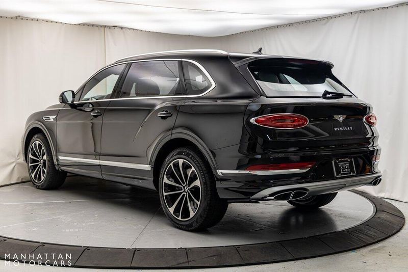 2024 Bentley Bentayga EWB V8Image 3