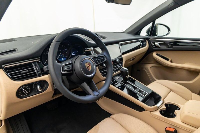 2025 Porsche Macan BaseImage 12