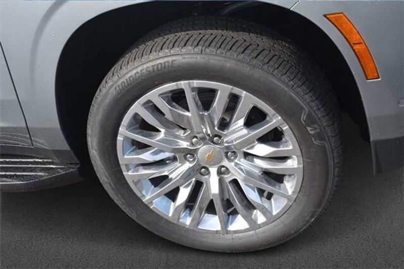 New 2025 Chevrolet Suburban PremierImage 11