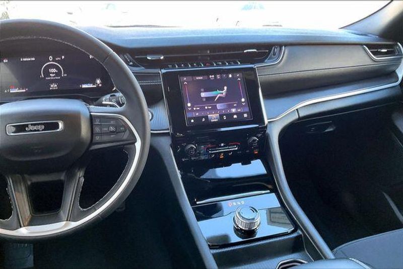 Used 2025 Jeep Grand Cherokee Laredo XImage 5
