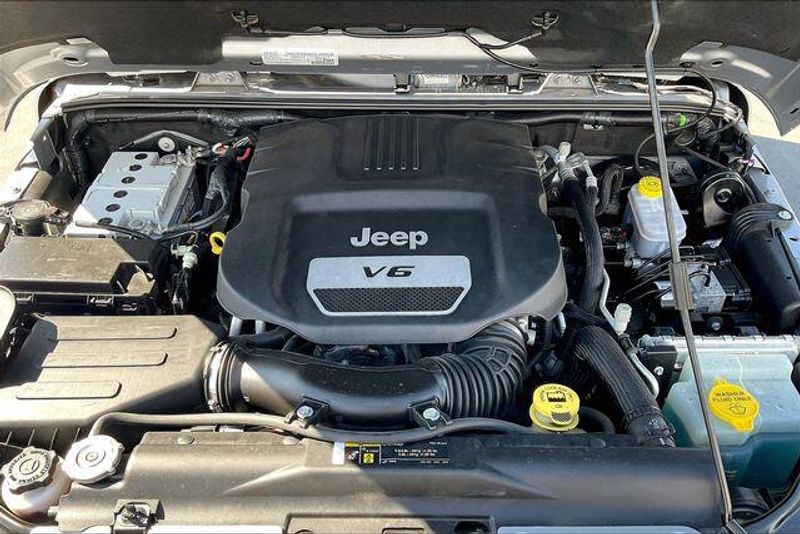 Used 2018 Jeep Wrangler JK SaharaImage 8