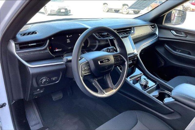 Used 2025 Jeep Grand Cherokee Laredo XImage 14