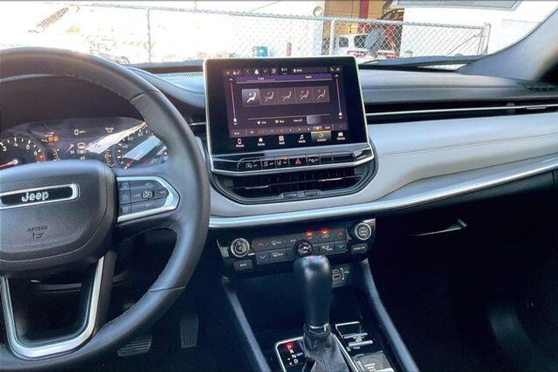 Used 2025 Jeep Compass LimitedImage 5