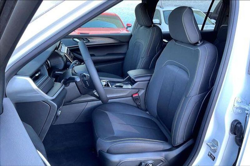 New 2025 Jeep Grand Cherokee L Laredo X 4x2Image 8